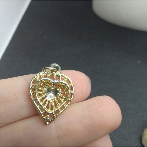 Gold toned filigree ray of sunshine‎ heart pendant - Picture 2 of 2